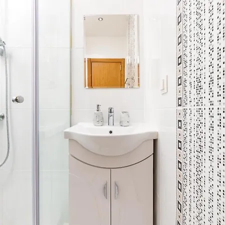 Bright Escape: Modern & Cozy 1bd דירה